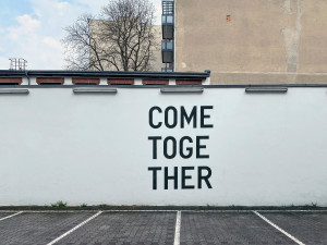 Graffiti an der Wand: Come together